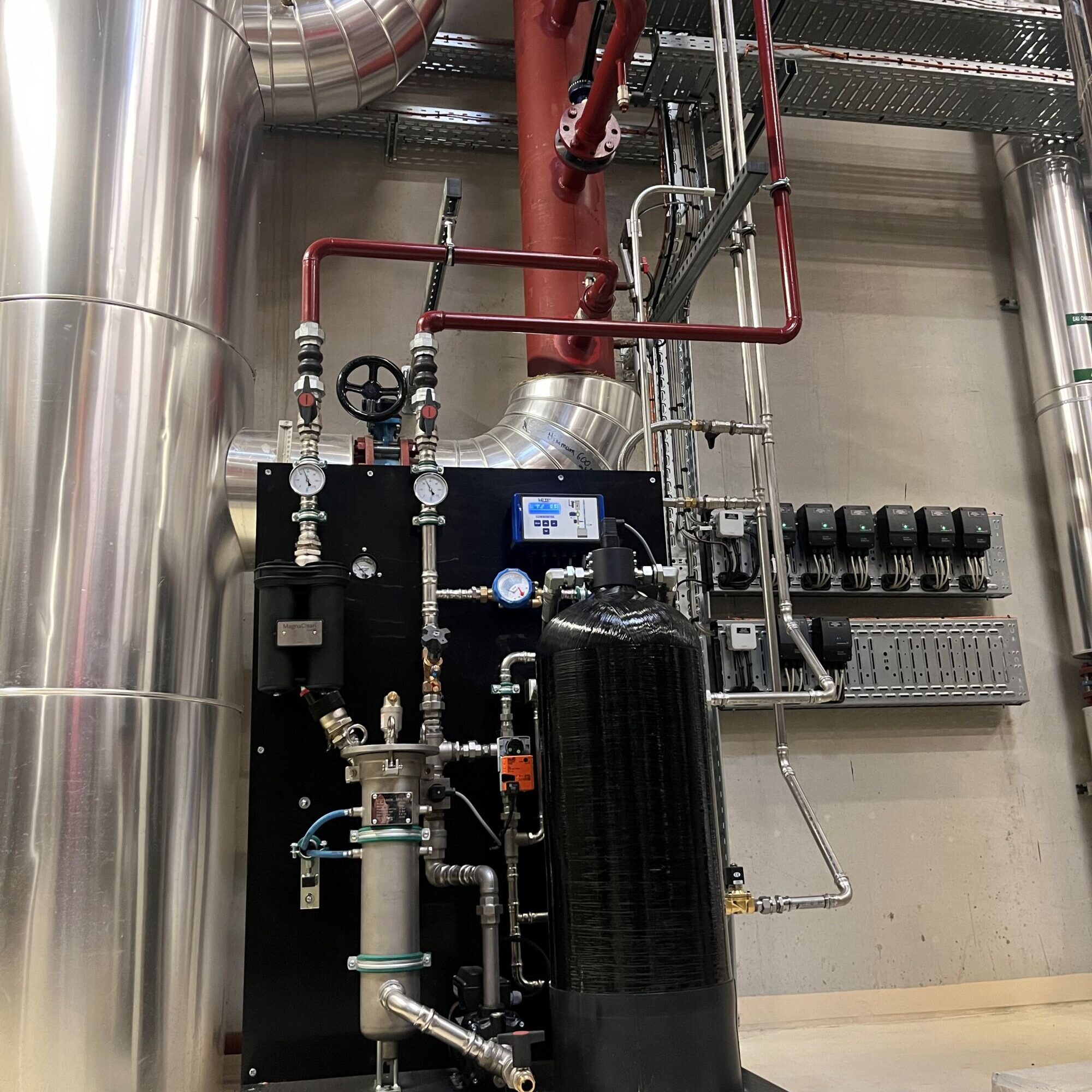 CHAUFFAGE INTEGRATION D_UN SKID DE TRAITEMENT FILTRATION PLUS DEMINERALISATION CONTROLE 2000X2000 | Ecotech Innovation Échangeons sur votre installation d’eau industrielle Ostwald